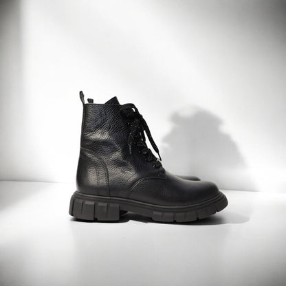 Dames Laarsje Zwart Leer met Fijne Structuur