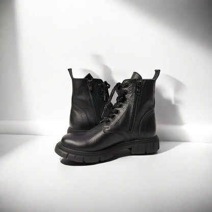 Dames Laarsje Zwart Leer met Fijne Structuur