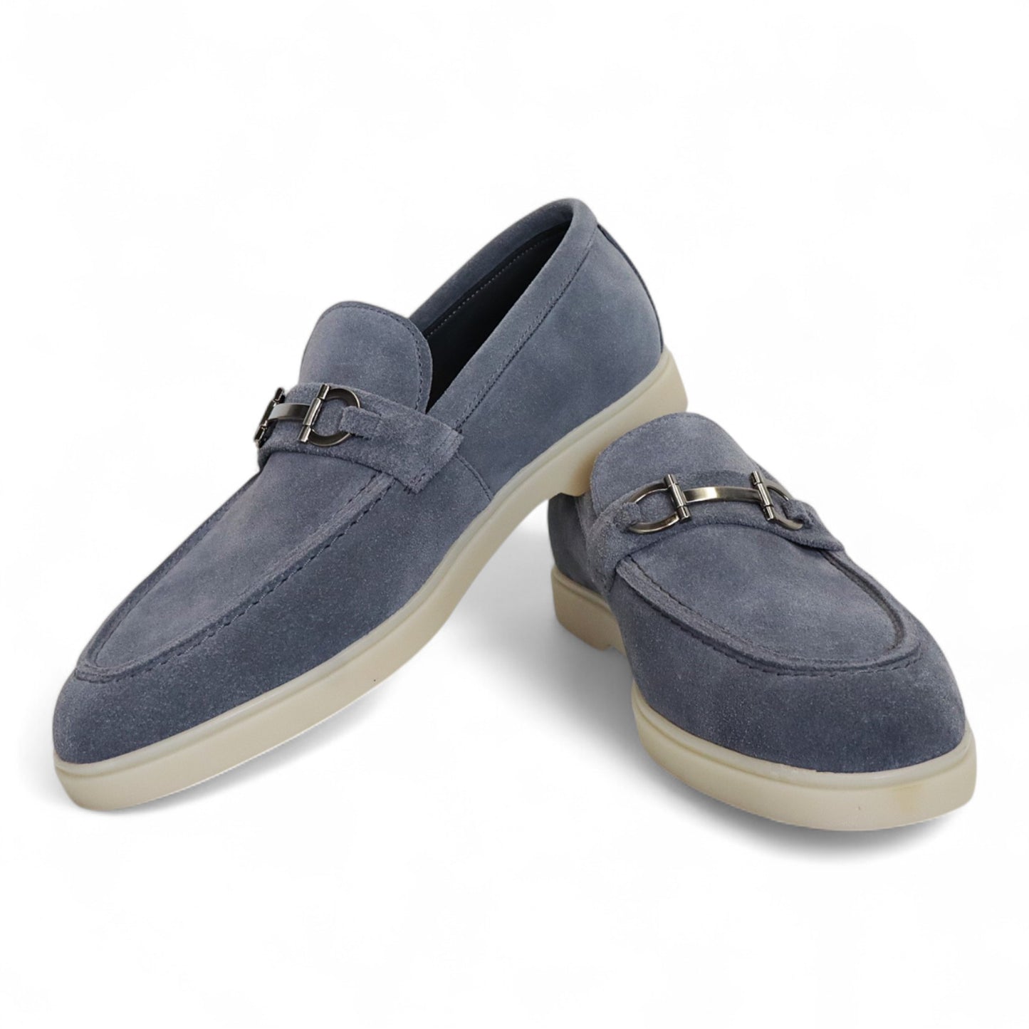 Heren Lichtblauwe Suède Loafer met Metaal Detail en Lichte Zool