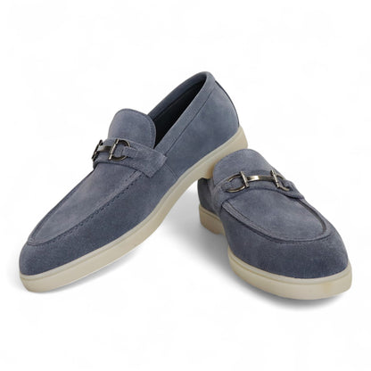 Heren Lichtblauwe Suède Loafer met Metaal Detail en Lichte Zool