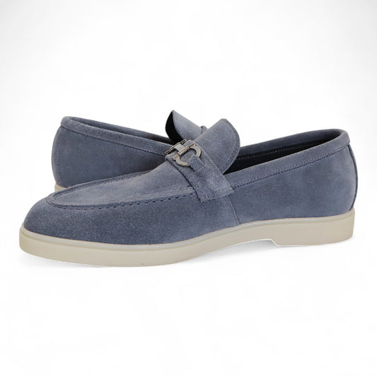 Heren Lichtblauwe Suède Loafer met Metaal Detail en Lichte Zool