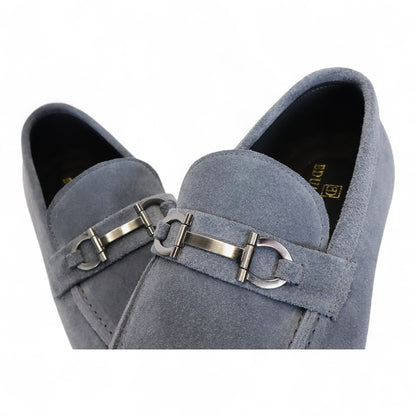 Heren Lichtblauwe Suède Loafer met Metaal Detail en Lichte Zool