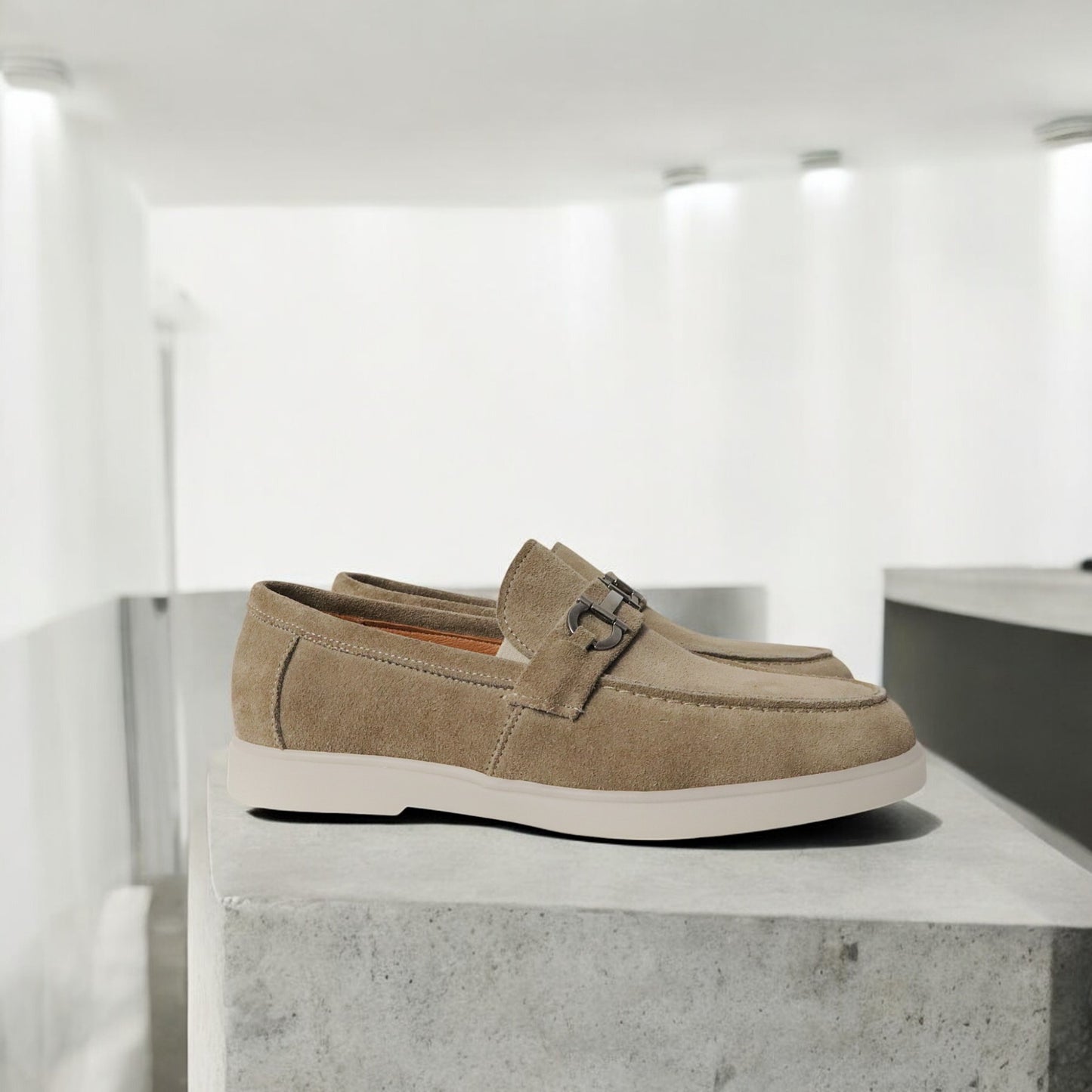 Heren Beige Suède Loafer met Metaal Detail en Lichte Zool