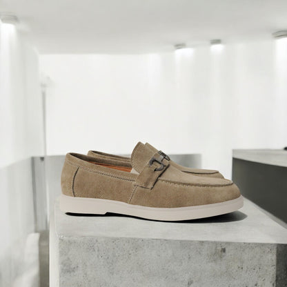 Heren Beige Suède Loafer met Metaal Detail en Lichte Zool