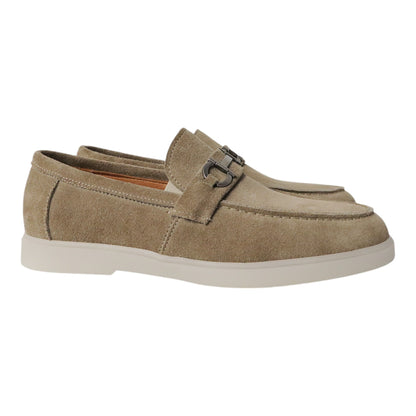 Heren Beige Suède Loafer met Metaal Detail en Lichte Zool