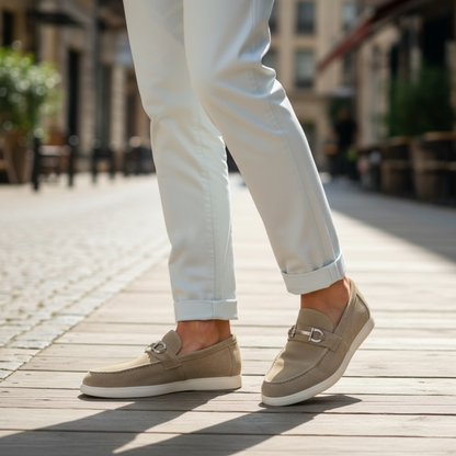 Heren Beige Suède Loafer met Metaal Detail en Lichte Zool